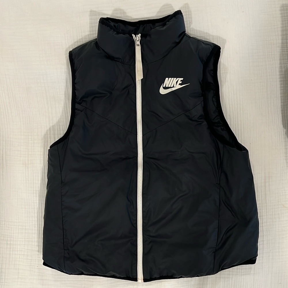 Nike Women's Reversible Down
Fill Vest 939442-010. Size Small